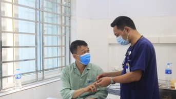 Người đàn ông mắc bệnh mèo cào hiếm gặp