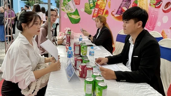 Chưa có bằng tốt nghiệp, nhiều sinh viên vẫn được tuyển dụng trong ngày hội việc làm