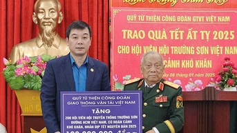 Trao tặng 300 triệu cho cựu thanh niên xung phong, bộ đội Trường Sơn nhân dịp Tết