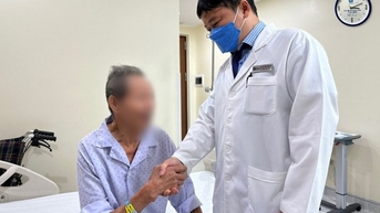 Phẫu thuật u tủy sống cứu cụ ông thoát cảnh liệt hai chân