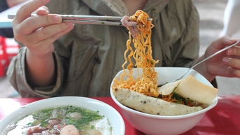 'Bún chửi' cô Huyền: Thực khách tranh luận sôi nổi chuyện có chửi hay không