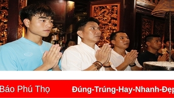 Đội tuyển U17 Việt Nam dâng hương tưởng niệm các Vua Hùng