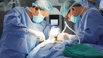 10 năm đau vai gáy phải thay đốt sống nhân tạo