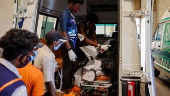 Nạn nhân tai nạn xe lửa Ấn Độ còn sống lại được đưa vào nhà xác