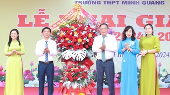 អនុលេខាគណៈកម្មាធិការបក្សទីក្រុង លោក Nguyen Van Phong បានចូលរួមពិធីបើកនៅវិទ្យាល័យ Minh Quang។