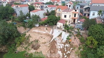 Đê sạt lở, nhà dân bị nghiêng, nứt