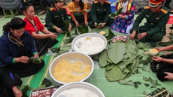 Tặng gần 700 suất quà trong chương trình “Bánh chưng xanh