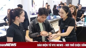 Cạnh tranh với Apple, Samsung tiếp cận khách từ trung tâm thương mại