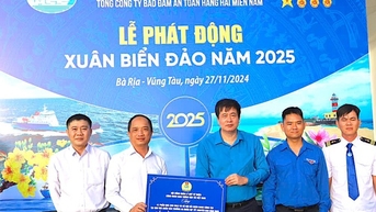 Công đoàn GTVT trao quà Tết sớm đến người lao động hàng hải