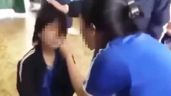 សិស្ស​ស្រី​ត្រូវ​បាន​មិត្ត​រួម​ថ្នាក់​បង្ខំ​ឱ្យ​លុត​ជង្គង់ វាយ​ដំ​និង​ពាក្យ​សំដី​នៅ​កណ្តាល​ថ្នាក់