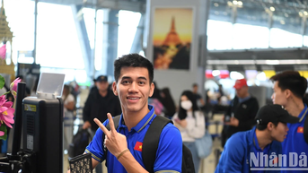 [Ảnh] Giữ trọn lời hứa, đội tuyển Việt Nam mang cup vô địch về quê hương