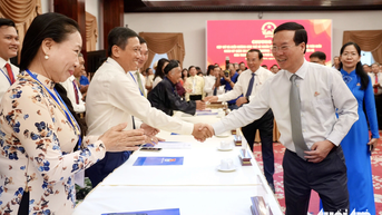 ប្រធាន​ជួប​សំណេះសំណាល​ជាមួយ​អ្នក​ស្ម័គ្រ​ចិត្ត​រដូវក្តៅ​ធម្មតា​នៅ​ទីក្រុង​ហូជីមិញ
