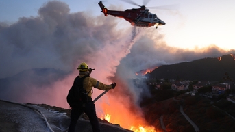 Cháy rừng ở California lan rộng khó kiểm soát