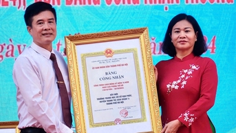 Trường THCS Vạn Phúc nhận quyết định đạt chuẩn quốc gia trong lễ khai giảng