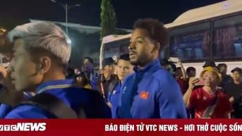 Nguyễn Xuân Son ngơ ngác vì sự cố sau trận Việt Nam vs Lào