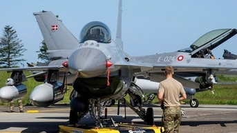 Mỹ chuyển hướng giúp Ukraine đào tạo phi công trẻ lái F-16?