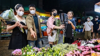 តម្លៃគឺខ្ពស់ជាងធម្មតា 3 ដង ប៉ុន្តែបុរសនៅតែ "ស្វែងរក" គ្រប់តូបលក់ផ្កានៅ Quang Ba ដើម្បីទិញអំណោយជូនភរិយា និងគូស្នេហ៍របស់ពួកគេ។