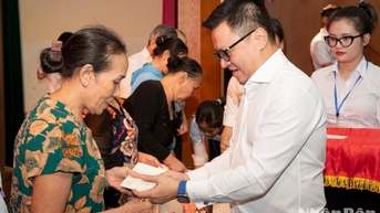 Báo Nhân Dân thăm và tặng quà cho các gia đình khó khăn ngày hội Đại đoàn kết dân tộc