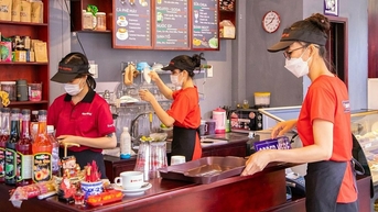 Sinh viên lo sống chật vật nếu bị siết giờ làm thêm