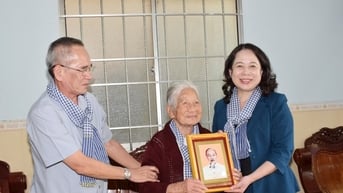 Phó Chủ tịch nước Võ Thị Ánh Xuân tặng quà Tết gia đình chính sách tại Bạc Liêu và Cà Mau