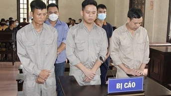 Nhóm bị cáo là cựu công an, bác sĩ lãnh án tù vì đánh bạc