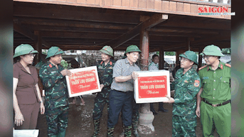 ឧបនាយករដ្ឋមន្ត្រី Tran Luu Quang ចុះសួរសុខទុក្ខគ្រួសាររងគ្រោះដោយទឹកជំនន់នៅ Dien Bien