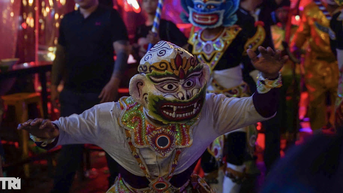 Đường phố TPHCM ngập tràn "ma quỷ" dịp lễ Halloween