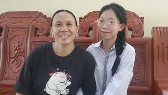 Nữ thủ khoa chọn học sư phạm, ở ký túc xá để mẹ đỡ khổ