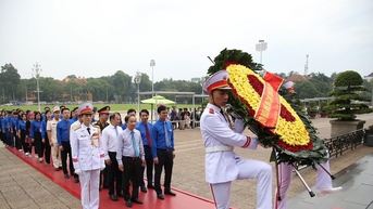 Trao Huy hiệu tuổi trẻ làm theo lời Bác cho 420 thanh niên tiên tiến