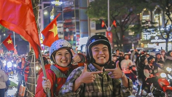 Hàng nghìn người dân Đà Nẵng đổ ra đường ăn mừng Việt Nam chiến thắng