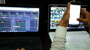 VN-Index vượt ngưỡng 1.300 điểm sau hơn 2 năm