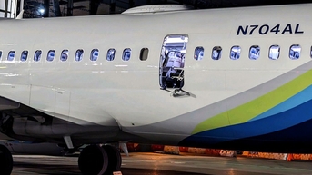 Nguyên nhân khiến tấm bịt cửa của máy bay Boeing bung ra
