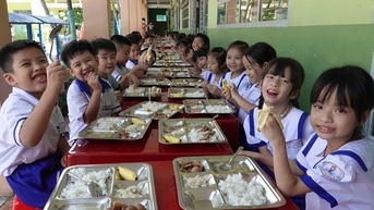 Phụ huynh kiểm tra, ăn thử cơm trong ngày học sinh ăn bán trú trở lại