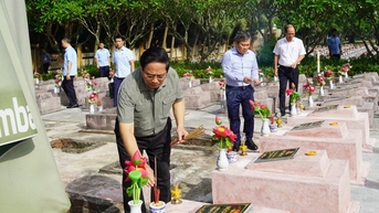 Thủ tướng Phạm Minh Chính viếng mộ Đại tướng Võ Nguyên Giáp ở Vũng Chùa