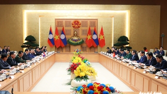 베트남과 라오스를 연결하는 고속도로와 철도 건설을 촉진합니다.