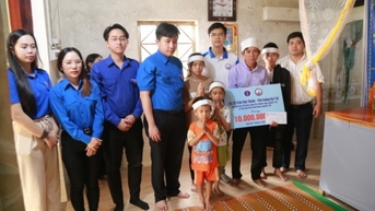 យុវជន​ពេទ្យ​ផ្តល់​ការ​ឧបត្ថម្ភ​ដល់​ជន​ក្រីក្រ​ដែល​រង​គ្រោះ​ដោយ​គ្រោះ​ធម្មជាតិ​នៅ Hue