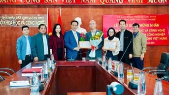 Công ty CP Khu công nghiệp Tổ hợp Thành Công Việt Hưng đón nhận giấy chứng nhận Doanh nghiệp KH&amp;CN