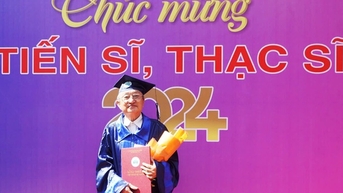Cụ ông 74 tuổi vẫn lấy bằng thạc sĩ