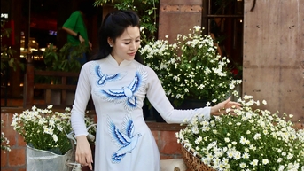 Thiếu nữ Hà thành xúng xính bên cúc họa mi gọi gió đông