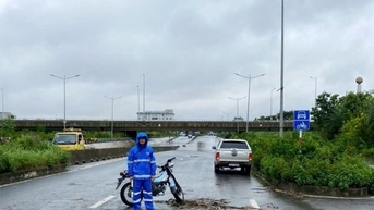 Xe máy, xe buýt được đi trên làn cao tốc Đại lộ Thăng Long để tránh ngập