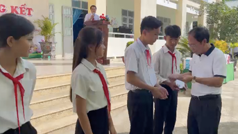 Trao giếng nước sạch và quà cho học sinh huyện miền núi