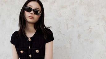 Quần jeans xanh và áo tweed, áo len mềm trở lại thành xu hướng hot