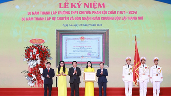 Trường THPT chuyên Phan Bội Châu đón nhận Huân chương Độc lập hạng Nhì