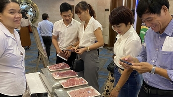 Hướng dẫn học sinh lựa chọn hàng quán an toàn thực phẩm trước cổng trường
