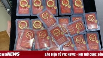 Khách mua bán nhộn nhịp trên 'sàn vàng' tự phát, chuyên gia cảnh báo