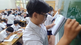 Chương trình mới giảm tải kiến thức, vì sao vẫn gây áp lực học sinh?