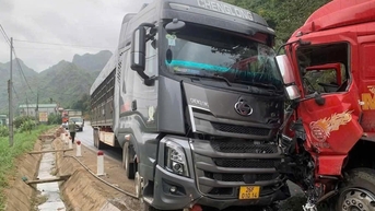 Xe container đấu đầu xe tải trên QL6, 2 người bị thương