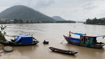 Huy động hơn chục thợ lặn tìm kiếm bé trai trượt chân rơi xuống sông