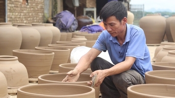 Dân cả làng này ở Ninh Bình ai cũng đang cố gắng giữ nghề "nặn đất sét", đó là nghề gì?