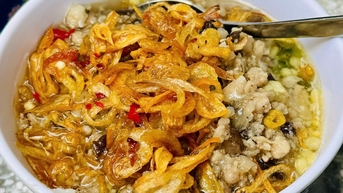 Bánh đúc Phan Đăng Lưu ngon còn tùy miệng nhưng 'thái độ người bán hơi bị lạnh lùng'!